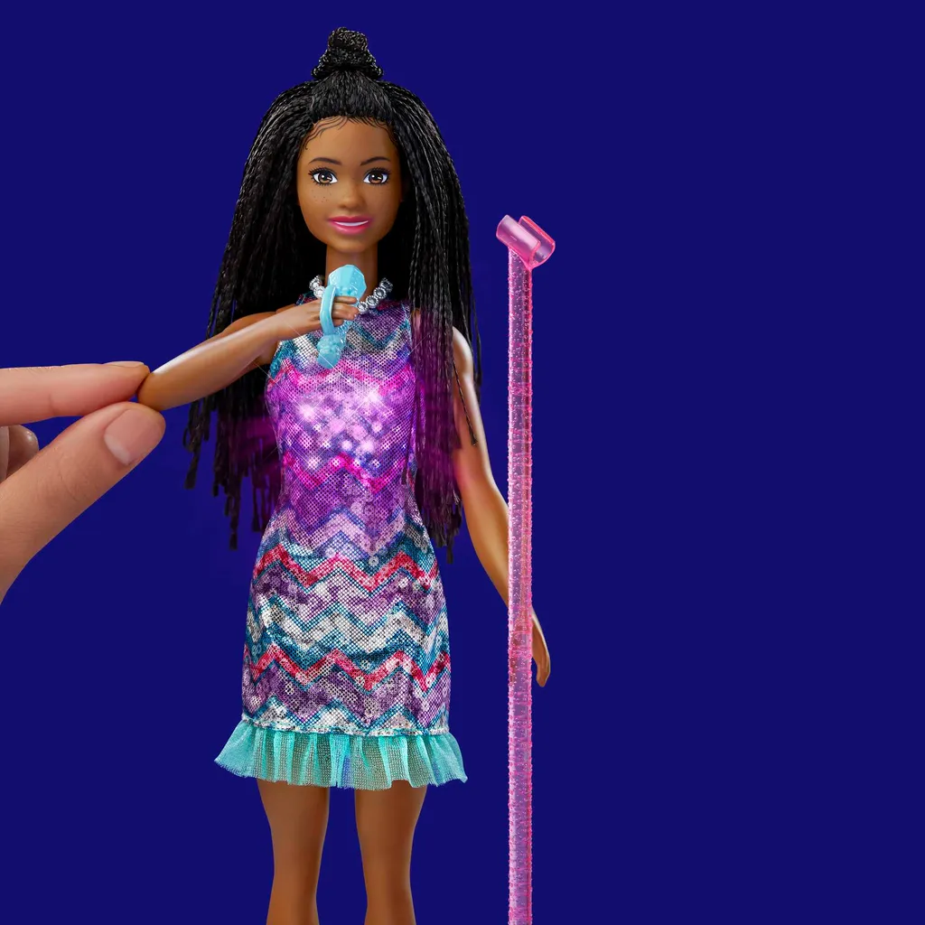 Barbie „Bühne Frei Für Große Träume“ Brooklyn Sängerin Puppe Mit Leuchtendem Kleid Und Musik Inkl. Zubehör 7 Barbie „Bühne Frei Für Große Träume“ Brooklyn Sängerin Puppe Mit Leuchtendem Kleid Und Musik Inkl. Zubehör – Bild 5