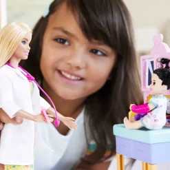 Barbie Kinderärztin Puppe (blond), Spielset Mit Kleinkind -Barbie Verkaufsladen a802ebbda7d3bfe5dde3f30fff4b0acf