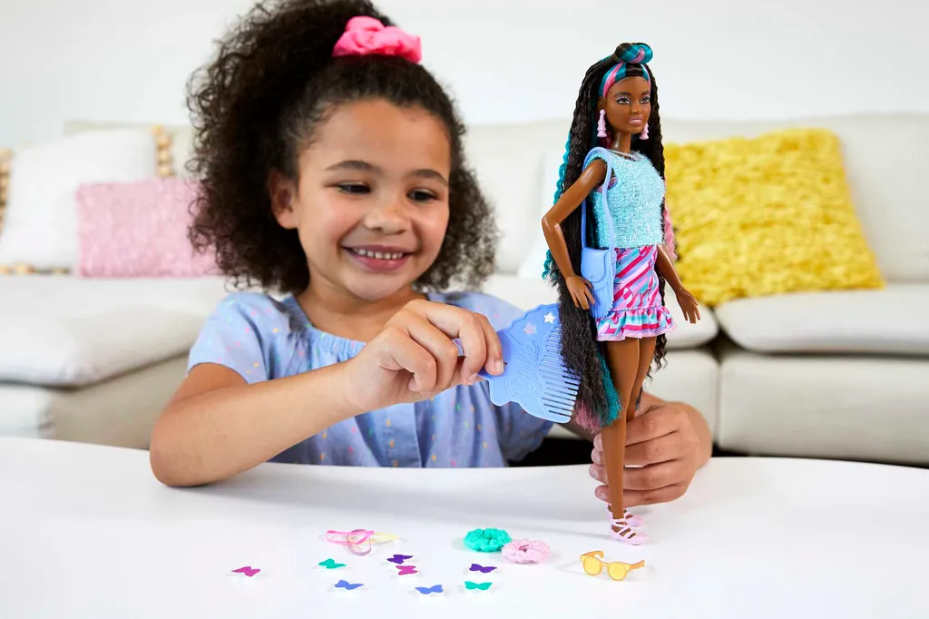Barbie Totally Hair Puppe Im Schmetterlingslook, 21,6 Cm Lange Haare, 15 Zubehörteile, Ab 3 Jahren 4 Barbie Totally Hair Puppe Im Schmetterlingslook, 21,6 Cm Lange Haare, 15 Zubehörteile, Ab 3 Jahren – Bild 2
