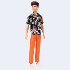 Barbie Ken Fashionistas-Puppe , Kurze Braune Haare, Hawaiihemd Mit Blumenmuster, Orangefarbene, Umgekrempelte Hose, Weiße Schuhe Zum Hineinschlüpfen, Für Kinder Von 3 Bis 8 Jahren -Barbie Verkaufsladen edde17d9098d228bdeffdb010c13e652